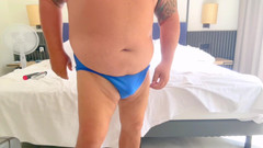 Hand-Free-Daddy-Chub: 穿着speedo的意大利猛男年长绅士在他美丽的毛茸茸的屁股上放了一根假阳具