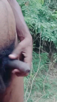Rajesh Playboy 993 dos meando al aire libre en la jungla fuera de la lluvia dorada con culo de spankig