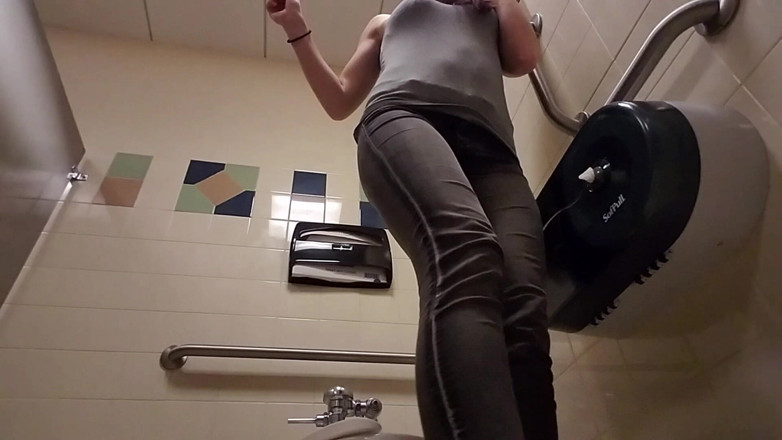 Brooke Dillinger: V253 医師オフィス 公衆トイレのオーガズム