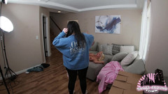 Sluts Around Town: Người đưa thư giao một gói lớn cho diễn viên khiêu...