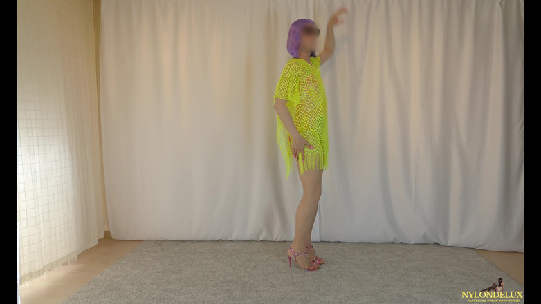 Nylondelux: 无缝连裤袜与泳衣和高跟鞋脱衣舞油赤脚