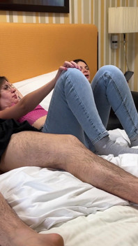 La Mia Amica Succhia Il Cazzo Al Mio Ragazzo Vicino a Me Nel Letto, Mentre Io Guardo Lo Smatphone