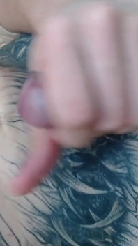Jovem tatuado se masturba até gozar