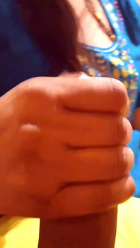 Hot Bhabhi Giving Hand Job Without Mood.