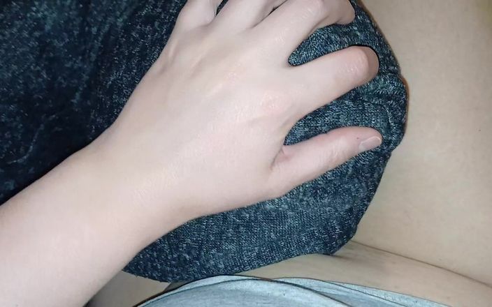 Lesbian-illusion: Làm tình nhanh trên giường của hai bạn gái