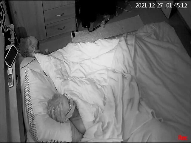 KittieNoOne: 直播捕捉到妻子的母体