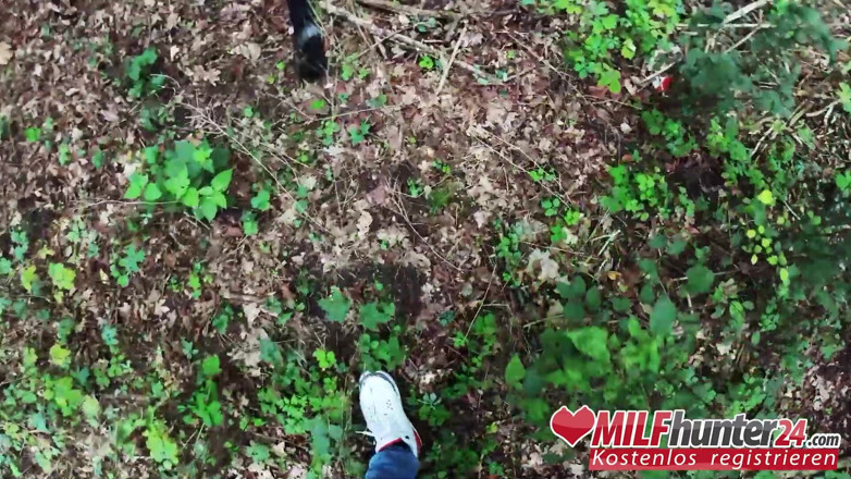 MILF Hunter 24: Rendez-vous coquin pour Harleen van Hynten dans un parc ! MILFhunter24