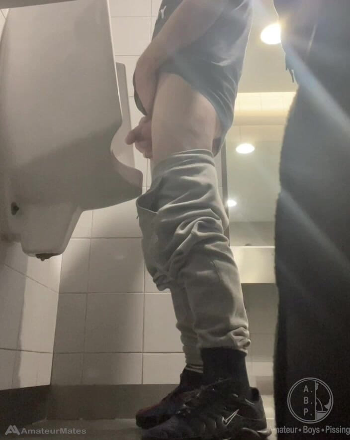 AmateurBoysPissing: 2个穿着运动鞋的男孩在公共厕所的小便池里玩得很开心