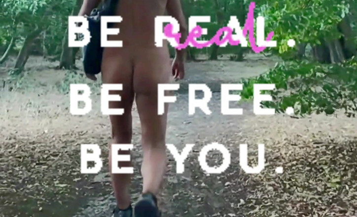 MaleModel: In campagna camminando nuda