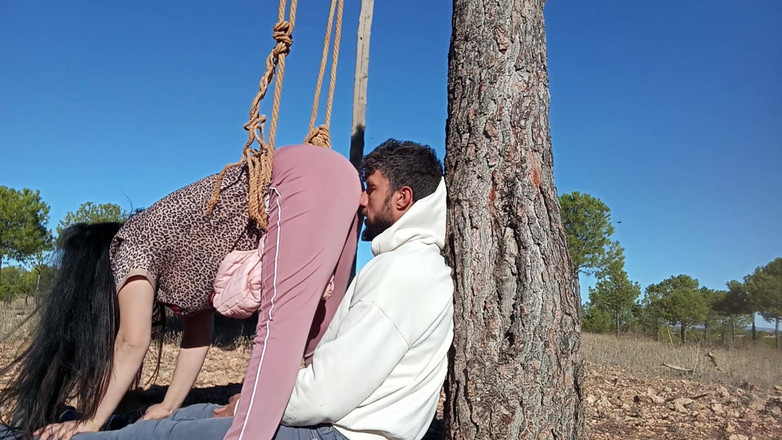 fartingclub01: 放屁在他的脸上，而我把它压在我的屁股和树之间