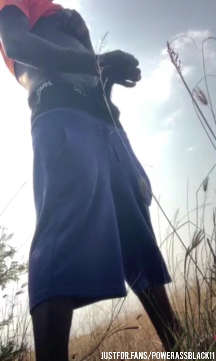 WildFreakBottom: Masturbándose solo intensamente en el arbusto