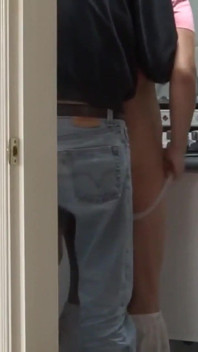 Auf stiefmutter im badezimmer, als sie sich bereit macht, sex zu haben, tolle zusammenstellung