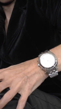 Sous surveillance horloge : je vous donne cinq minutes, puis vous le ferez ! Lady Victoria Valente