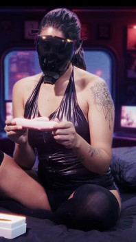 La deliziosa ragazza cyberpunk Astrid ordina un dildo cyber e si diverte fino a quando non gli scivola!