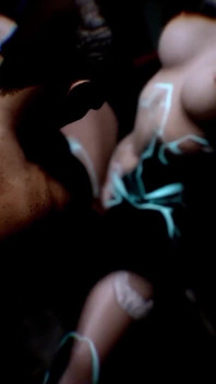 Il baise un sex bot bleu sexy dans le bus en POV