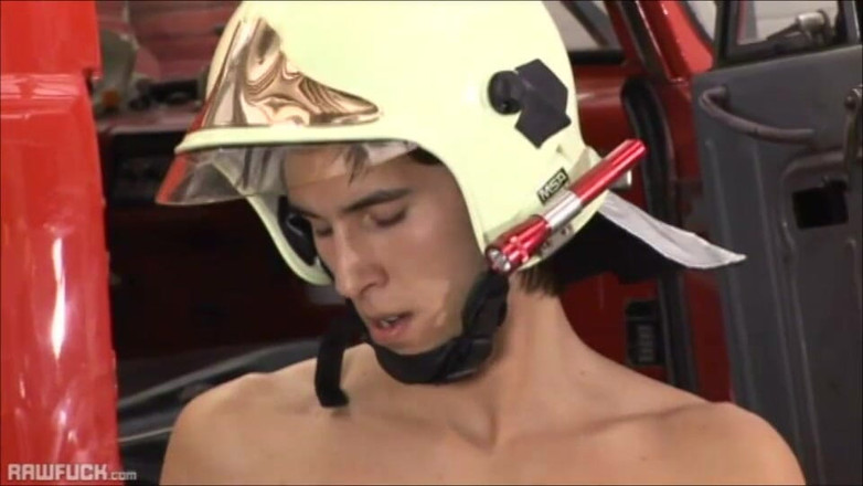 Raw Fuck: Fireman Val Horner melancap beban tebal