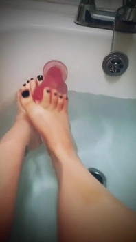 Footjob sudut pandangan pertama kaki yang super basah