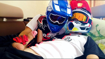 Sneakersmax98: Miğferli iki adam mastürbasyon yapıyor ve boşalıyor