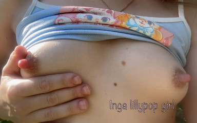 Inga lillypop girl: Sevimli genç kız parkta garip bir adama göğüslerini gösteriyor