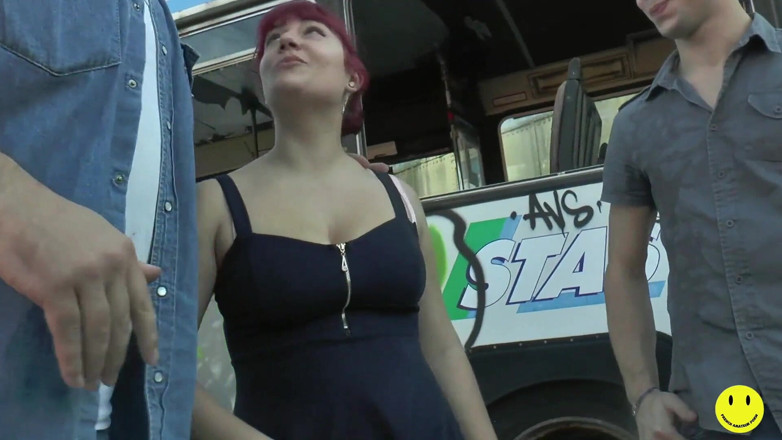 French Amateur Porn: Stoute voller krijgt haar kont geneukt in een verlaten bus