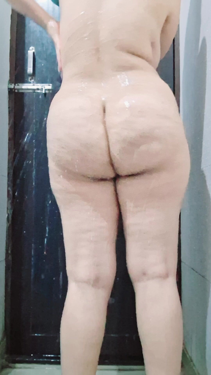 Riyathakur: ホットなインド系デシ女の子、セクシーなバスルームバス