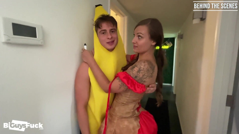 Bi Guys Fuck: What Goes Through a Virgins Mind Before He Loses It...