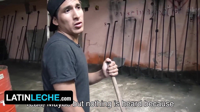 Latin leche: Latin Leche - femeie latino heterosexuală suge pula necircumcisă a unui...