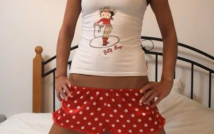 Solo Sensations: Lacey, jolie bombasse brune aux seins fermes, aime se faire...