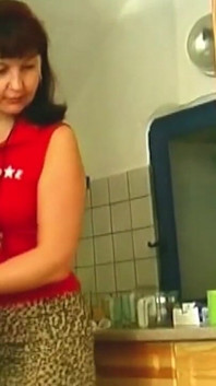 Curvă matură își fute pizda cu degetele până la orgasm exploziv