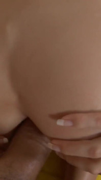 Krásná brunetka teen je ošukaná do těsného zadku