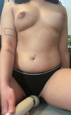 Veggiebabyy: Ero eccitata con due orgasmi veloci mentre cavalcavo il mio...