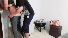 Gabi SweetCouplesStories: 他在招待会上拿出他的鸡巴并得到了一手