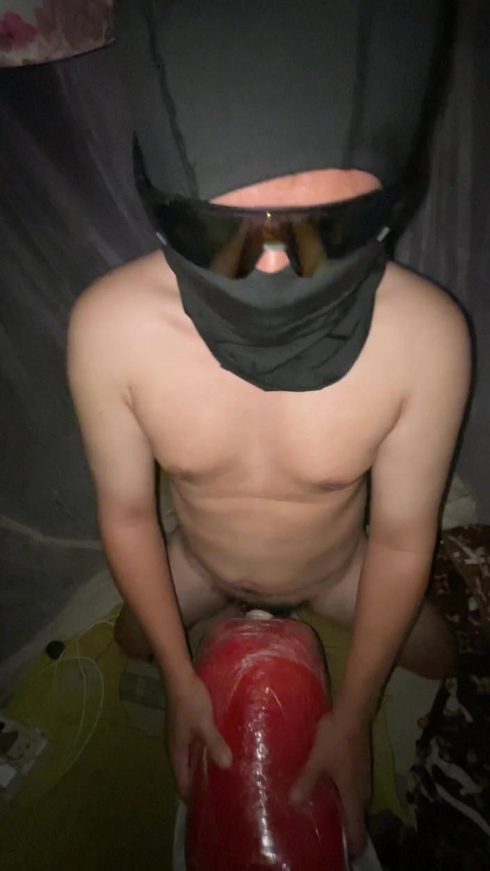 Milky Tata: Twink ragazzo scopa un giocattolo di bambola e sborra sul...