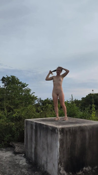 Just Found a Cube in the Middle of Nowhere. Decided to Make It My Postament