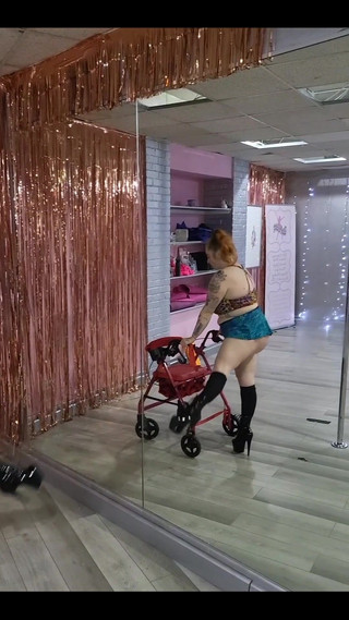 Bunny Royle: ポールスタジオでモビリティ補助具でダンスをいじって遊ぶ