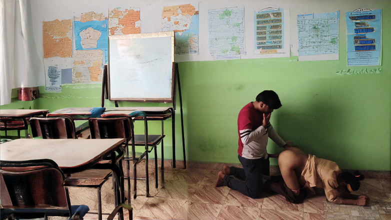 Bobbypranav: Des couples d’étudiants du village desi baisent dans une salle...