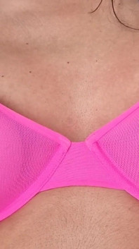 Rosa transparente através do sutiã da Copa D