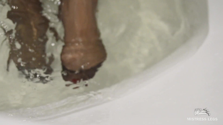 Mistress Legs: Puan mengusik dengan kaki nilon basah di bilik mandi