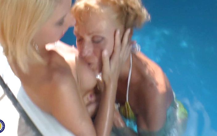 Mature NL: Lesbiană matură excitată și blondă adolescentă lingându-se aproape de piscină