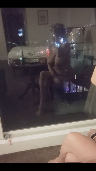 Maggie Moon: Försöker vara lite arty med min reflektion i fönstret fungerade...