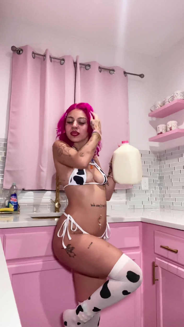 Nali Marie: Bimbo Pouring Milk, Bouncing Boobs, Ahegaho Face, Booty Spanking, Sploshing (cow...
