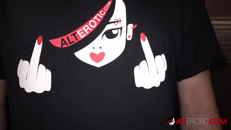 Alt Erotic: Selena Savage předvádí svou kapající creampie
