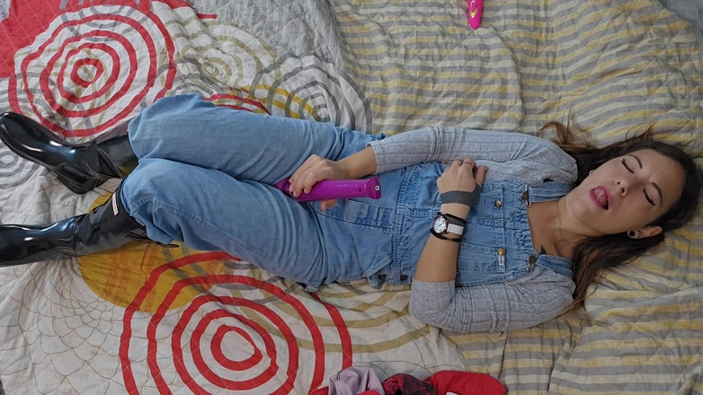 dafnedenoch: Lee džíny a lovecké boty – masturbace a stříkání