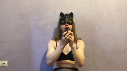 Elise Woods: 오럴과 딥쓰롯에 앉아 있는 Sissy Elise