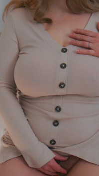 MiLF paffuta si masturba in piedi