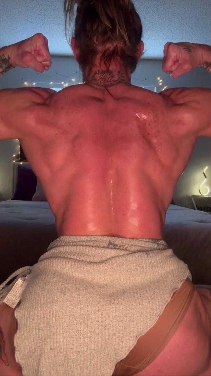 Simone Steele: Mamma muscolare flessibile