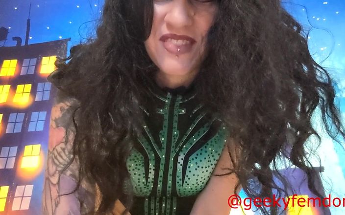 Geeky Femdom: Hela Géante déchaîne