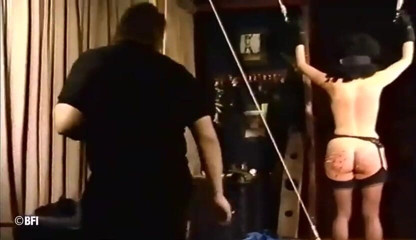 Hardcore slave sex: Hurt Series 003 - 被蜡覆盖的蒙眼受虐狂被鞭打并被假阳具抽插