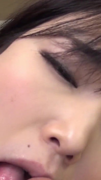 Jap v kalhotkách scéna 2_brunette japonské teen Megumi Shino si užívá creampie ve své chlupaté kundičce