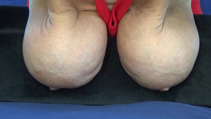 AnnaBUST: Güzel sarkık memeler yastık üzerinde sallanıyor